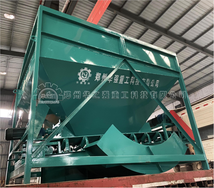 臨近春節(jié)，發(fā)貨不停，鏟車料倉發(fā)貨現(xiàn)場